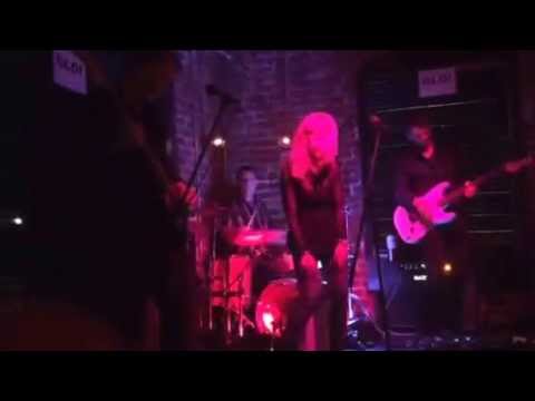 Kitty O'Neal performs with band Skyler's Pool