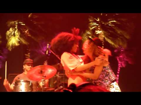 Solange and Beyonce dancing at Coachella