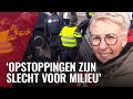 Activisten opgepakt na vastketenen aan rails en blokkeren Blauwbrug