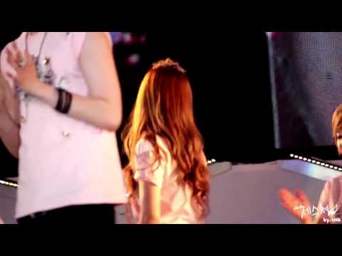 [HD Fancam] 2012.06.09 SNSD Jessica & F(x) Krystal Jung Sisters moment - ᔕᗰ Town Live Ending