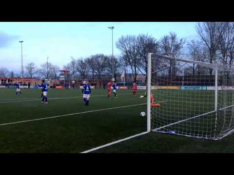 Zouaven-Stormvogels: Davies schiet lekker strak de 4-1 in de touwen.