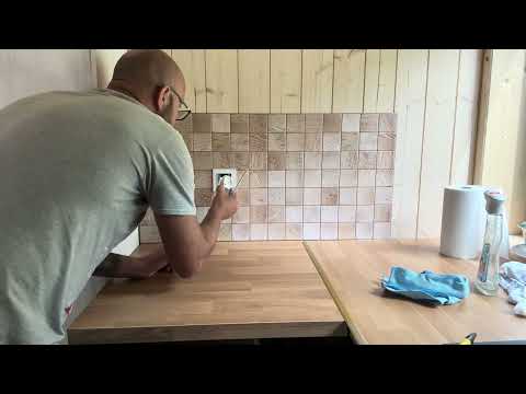 Mały drewniany domek pod lasem ma kuchnię 💪👍