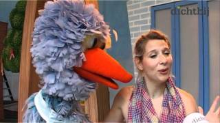 Overhandiging boek 'Het mooiste van Sesamstraat'