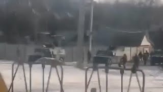 קבוצות של כוחות רוסיים נכנסים לחארקוב. ביום הרביעי. לא לוקח הרבה זמן והם נכנסים לאש