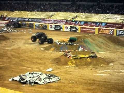 Monster Jam 2011 @ cowboys stadium Maximum destruction grand finally