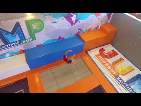 Тренер спортивной секции  "Прыжки на батутах" в JUMP _ Олег Селютин