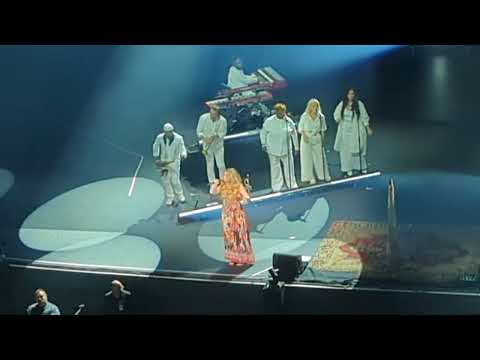 Joss Stone at OLG on 23/04/2025 final 2 songs of her show. Great voice and music !