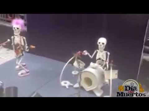 Que monstruos son, calaveras bailando