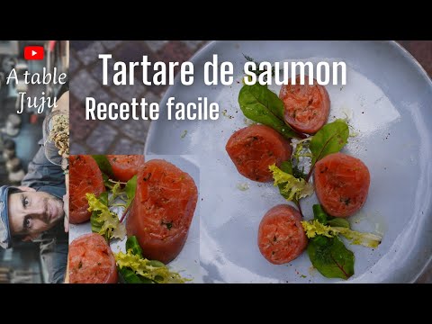 Saumon en tartare enroulé dans du saumon fumé pour un amuse bouche ou une entrée fraiche