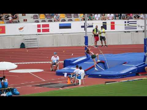 Mészáros Emma első ugrása a 3,60 m-es magasságon