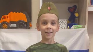 Ребенок из г.Ростова-на-Дону, Кузнецов Николай, 6 лет. Смотрит Вашу передачу каждое утро и мечтает чтобы его показали в программе С добрым утром, малыши!Коля растет настоящим патриотом, любит свою страну Россию, первый в детском саду выучил гимн России, и любит его петь. Знает символику страны, любит флаг. Коля каждое утро ждет когда его покажут по телевизору.