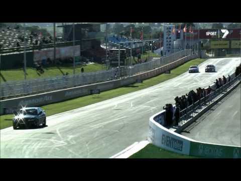 Ein GEN-F GTS gegen einen VX GTS 300 gegen einen HRT V8 Supercar auf dem Mount Panorama