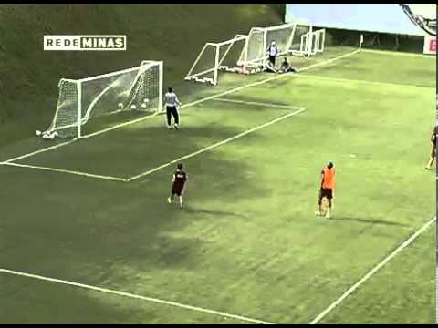 Alecsandro faz golaço no treino do Atlético