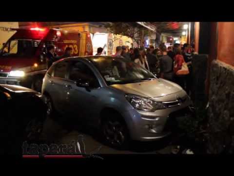 Carro atropela 3 em calçada de bar