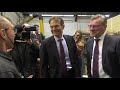 Ambassadeur inspecteert beroemde klokken
