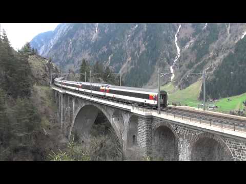SBB Re 4/4 CON CARROZZE PASSEGGERI TRANSITA SUL PONTE A WASSEN. (CH) 25 - 4 - 2015.