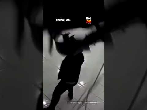 Vídeo mostra momento em que temporal derruba vitrine sobre funcionário no RS