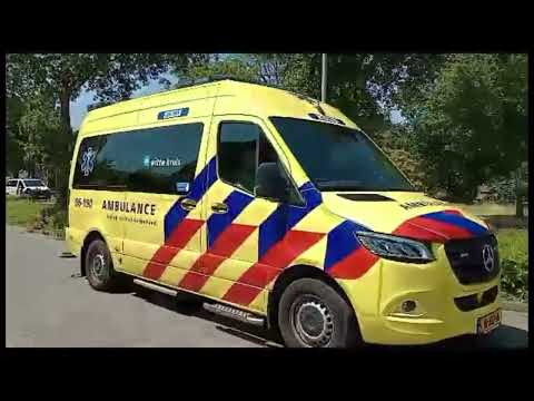 Ambulance (06190) en politie aankomst bij aanrijding letsel Korenlaan/Elburgerweg Nunspeet.
