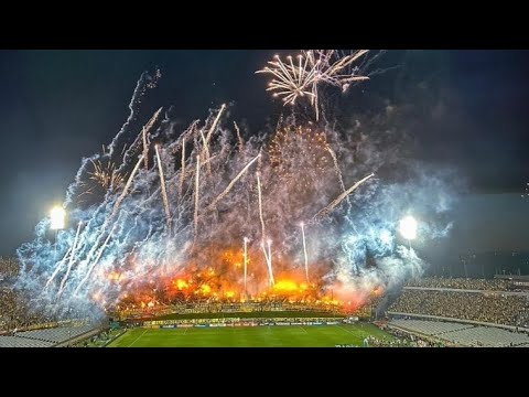 "DAME ESA ALEGRÍA LA VUELTA HAY QUE DAR" Barra: Barra Amsterdam &bull; Club: Peñarol &bull; País: Uruguay