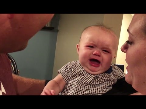 מה קורה כשאבא ואמא מתנשקים ליד התינוקת?