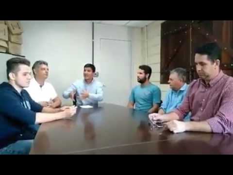 Prefeito Arizinho de São lourenço da Serra ]em Reunião com os representantes dos universitários