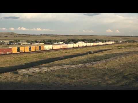 WBD Union Pacific Z train takes sweeping curve @ Rock River WY in low sunlight 7/2016