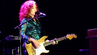 Bonnie Raitt - Never Make Your Move Too Soon