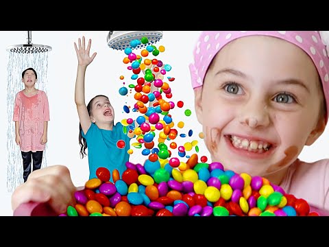 Mimi e Julinha brincam com CHUVEIRO MÁGICO de Doces e outras histórias divertidas para crianças