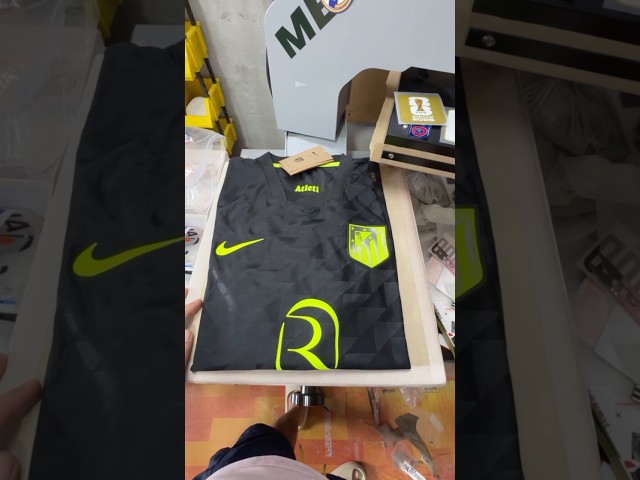 Vídeo relacionado con JYC CREATIVE Bufanda Oficial del Equipo de Fútbol, Equipación Oficial Fútbol Madrid, del Atlético Madrid, para Regalo, Celebraciones, (ATMadrid1, Talla única)