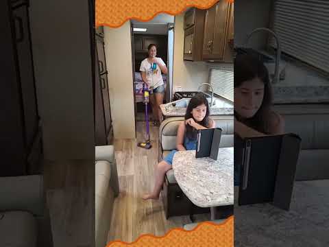 Quando vc se assusta com a própria voz | Família Maria Clara e JP #shorts