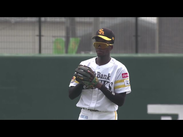 【ファーム】ホークス・イヒネイツア 難しいバウンドの打球を華麗にさばく!! 2025年8月21日 福岡ソフトバンクホークス 対 阪神タイガース