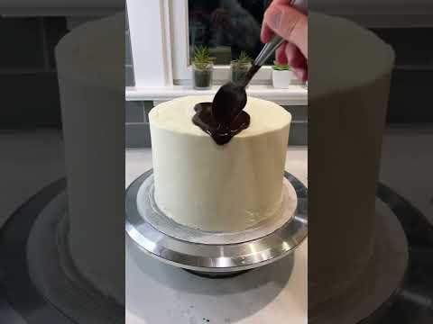Snickers Cake tiktok drippycakes