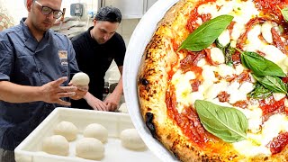Pizzaiolo Napoletano prepara l'impasto per la Pizza napoletana nella Pizzeria "L