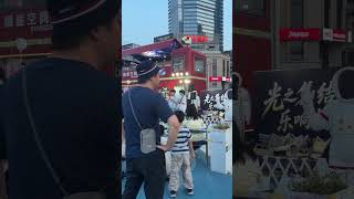 北京の夕暮れの街に音楽が流れる