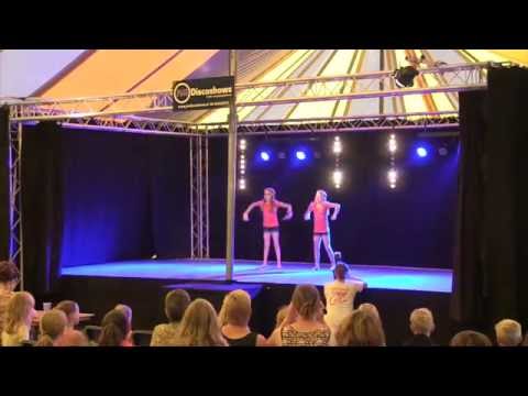 Mini-Playbackshow 2015, Iris en Emma (Mylene en Rosanna - me and my selfie)