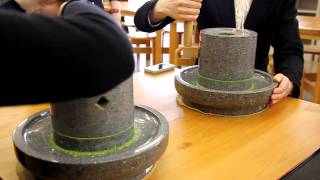 preview picture of video 'Manual matcha grinding by hand with grinding stone at Fukujuen, Uji (Japan)'