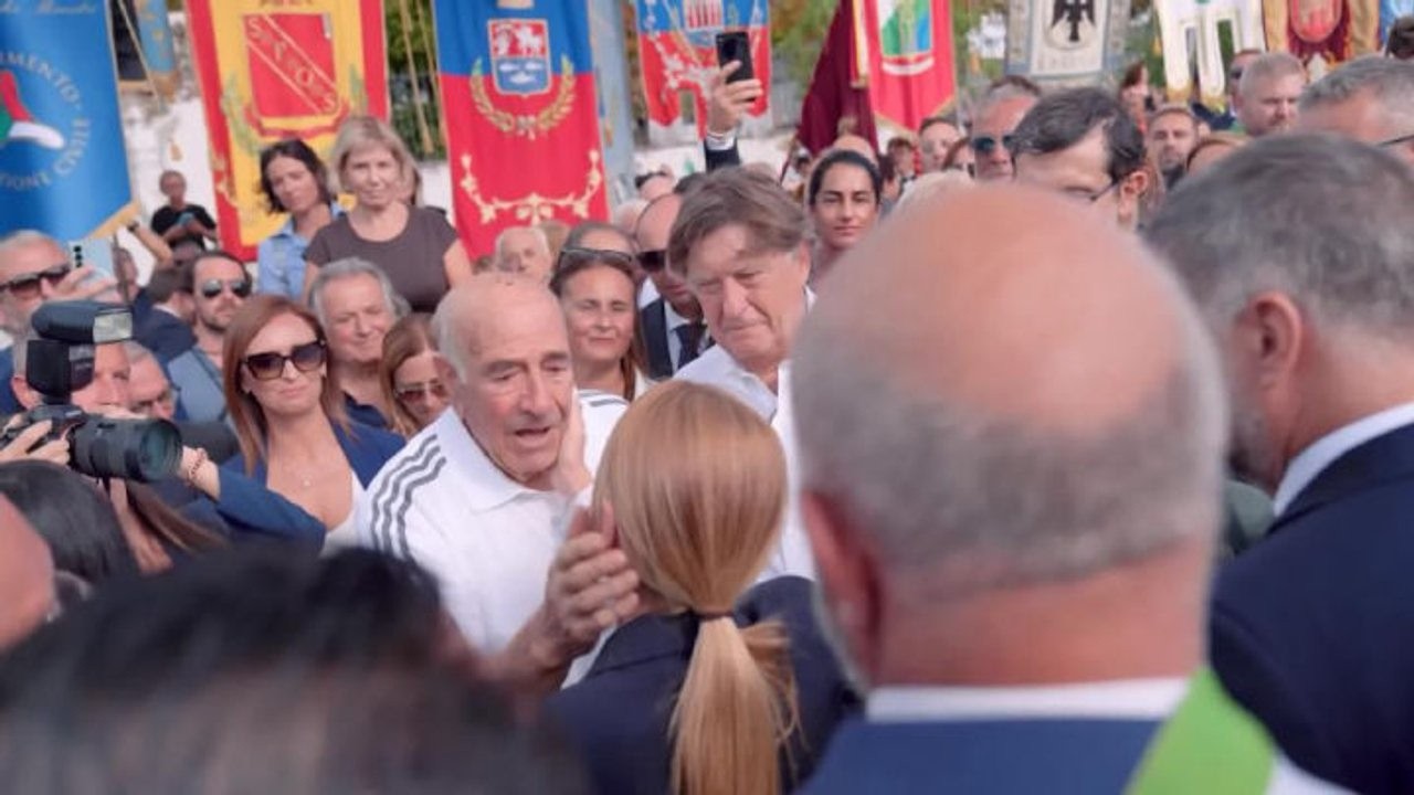 Meloni ad Amatrice, un anziano si commuove: La gioia più grande. Meloni: Non mi far commuovere
