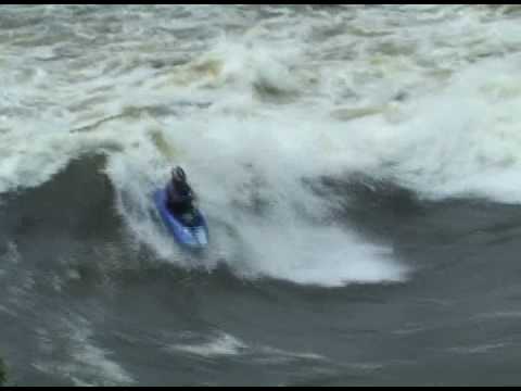 Freestyle kayak moves - Stern Tap Airscrew