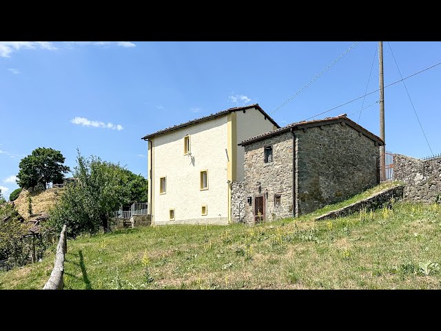 CASA MONTICINO - Splendid property for sale near Barga, in the countryside with amazing views.
