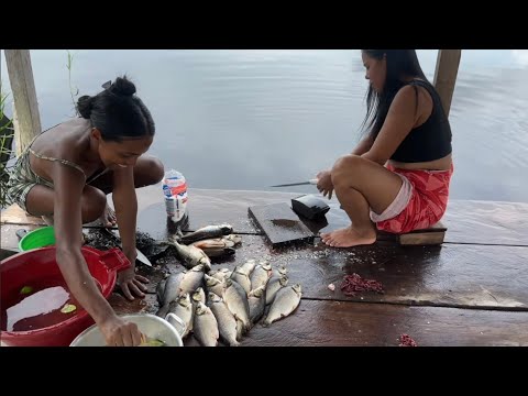Cleaned fish grilled over charcoal/We cleaned 30 freshly caught Jaraqui fish/Lake Amanã.