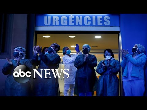 コロナウイルス、列車脱線事故、ゾウが採餌に写真の世界、3月31日 (Coronavirus, train derailment, elephant forages: World in Photos, March 31)