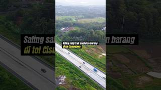 Download lagu Truk saling salip di tol Cisumdawu #drone #tolcisumdawu #shorts mp3