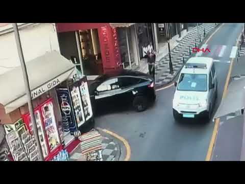 Polisten kaçan motosikletli sürücü Bartın vali yardımcısına çarptı; o anlar kamerada