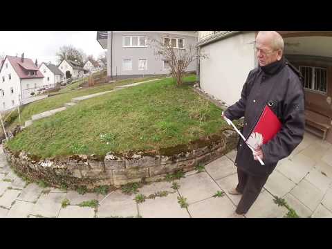 Der Statiker untersucht Risse am Haus