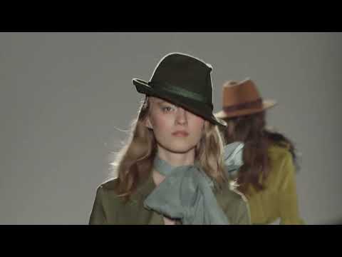 MENCHEN TOMAS 080 BARCELONA FASHION 28 OCT 2022 ALTA