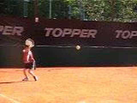 Nachito Carou jugando al tenis a los 7 años