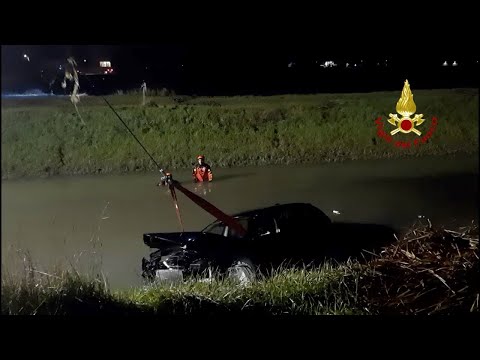 Vigili del Fuoco - Castel Maggiore (BO), Auto finisce in un canale salvato il guidatore - www.HTO.tv