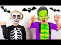 Gaby Y Alex Eligen Un Disfraz De Halloween Y Juegan Con Juguetes De Halloween