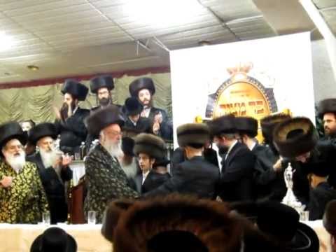 Viznitz Vien Bar Mitzvah, Admor Vien dancing with twin einiklach