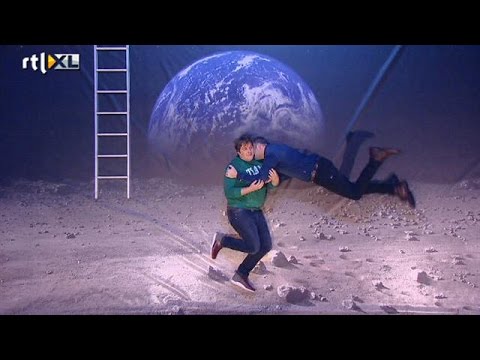 Waaraan herken je homoseksuele politieagenten? - DE GROTE IMPROVISATIESHOW